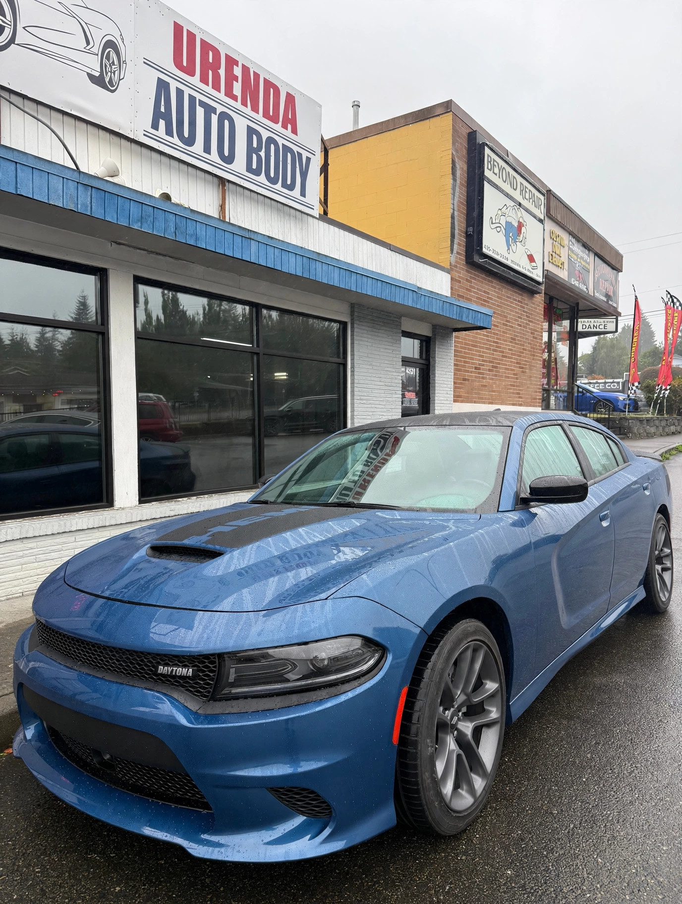 Finished blue Dodge Charger after front bumper repair / Dodge Charger azul terminado después de reparar la defensa delantera