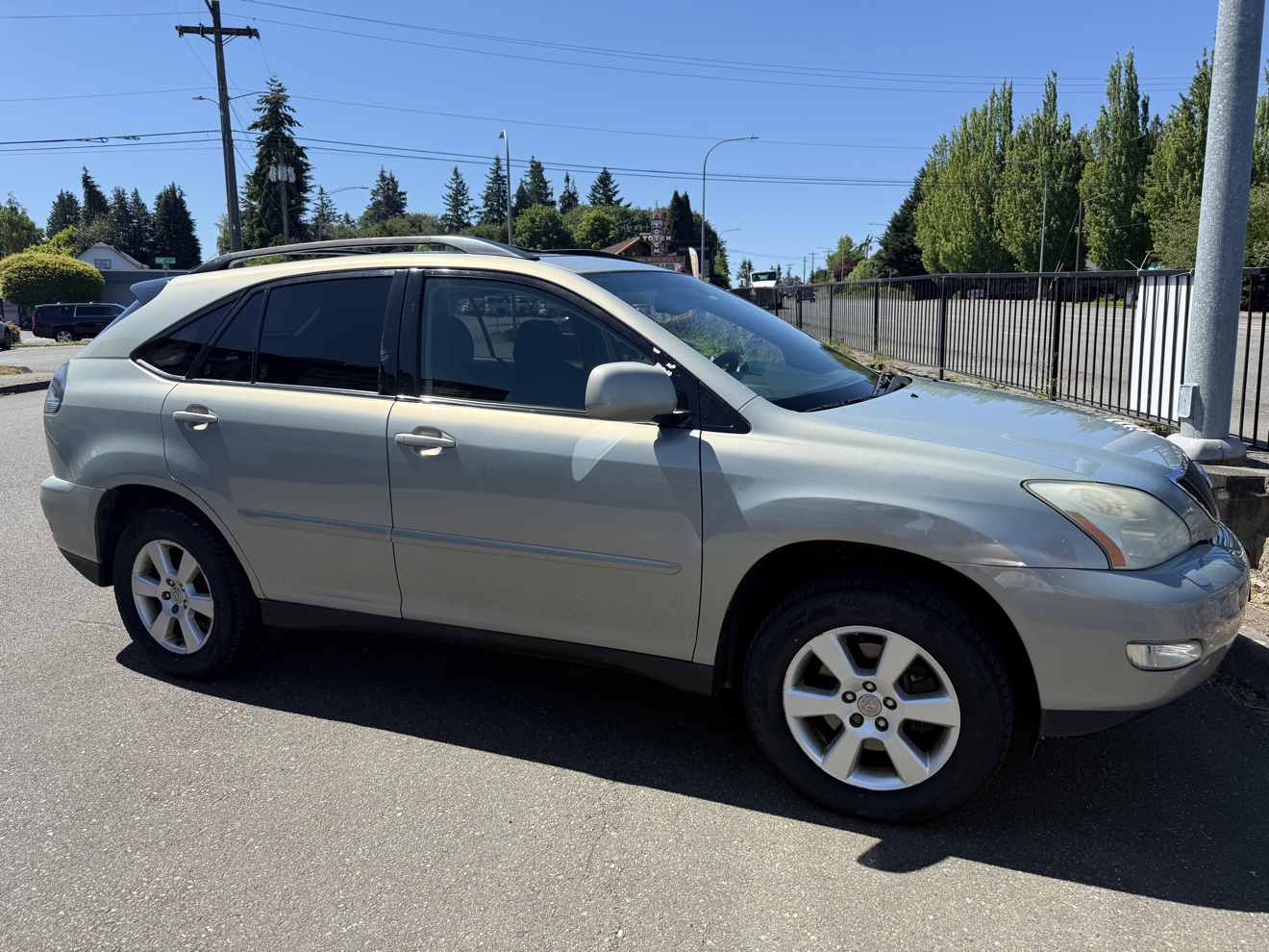 Finished silver Lexus RX after bodywork and refinishing / Lexus RX plateada terminada después del trabajo de carrocería y repintado