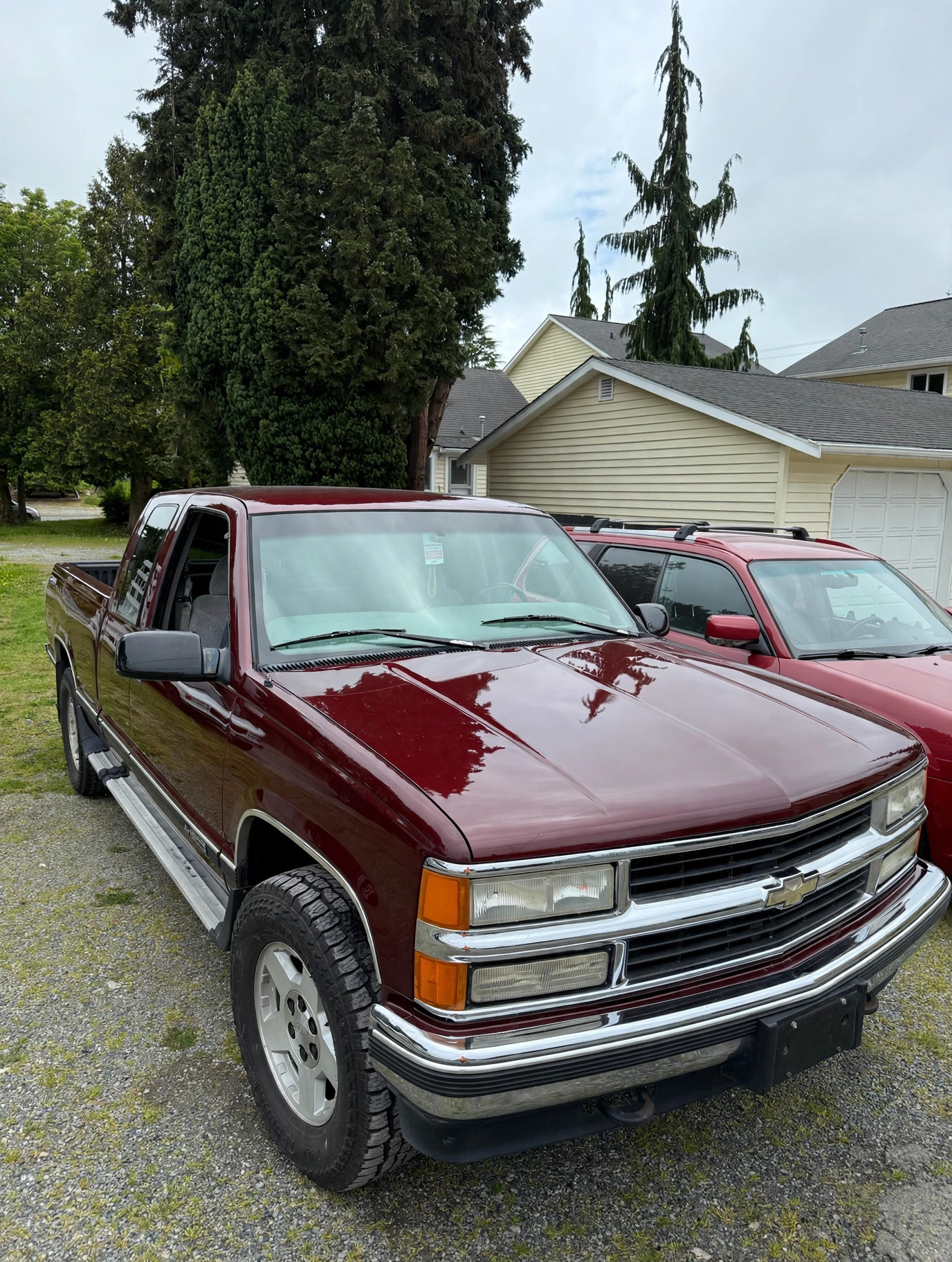 Finished burgundy Chevrolet pickup after hood and roof refinishing / Camioneta Chevrolet color vino terminada después del repintado del cofre y el techo