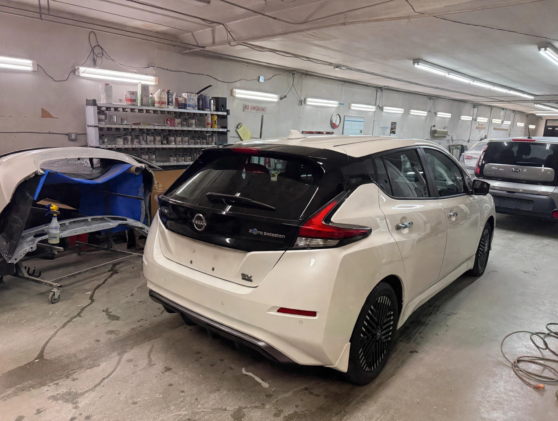 Finished white Nissan Leaf after rear-end collision repair / Nissan Leaf blanco terminado después de la reparación del choque trasero